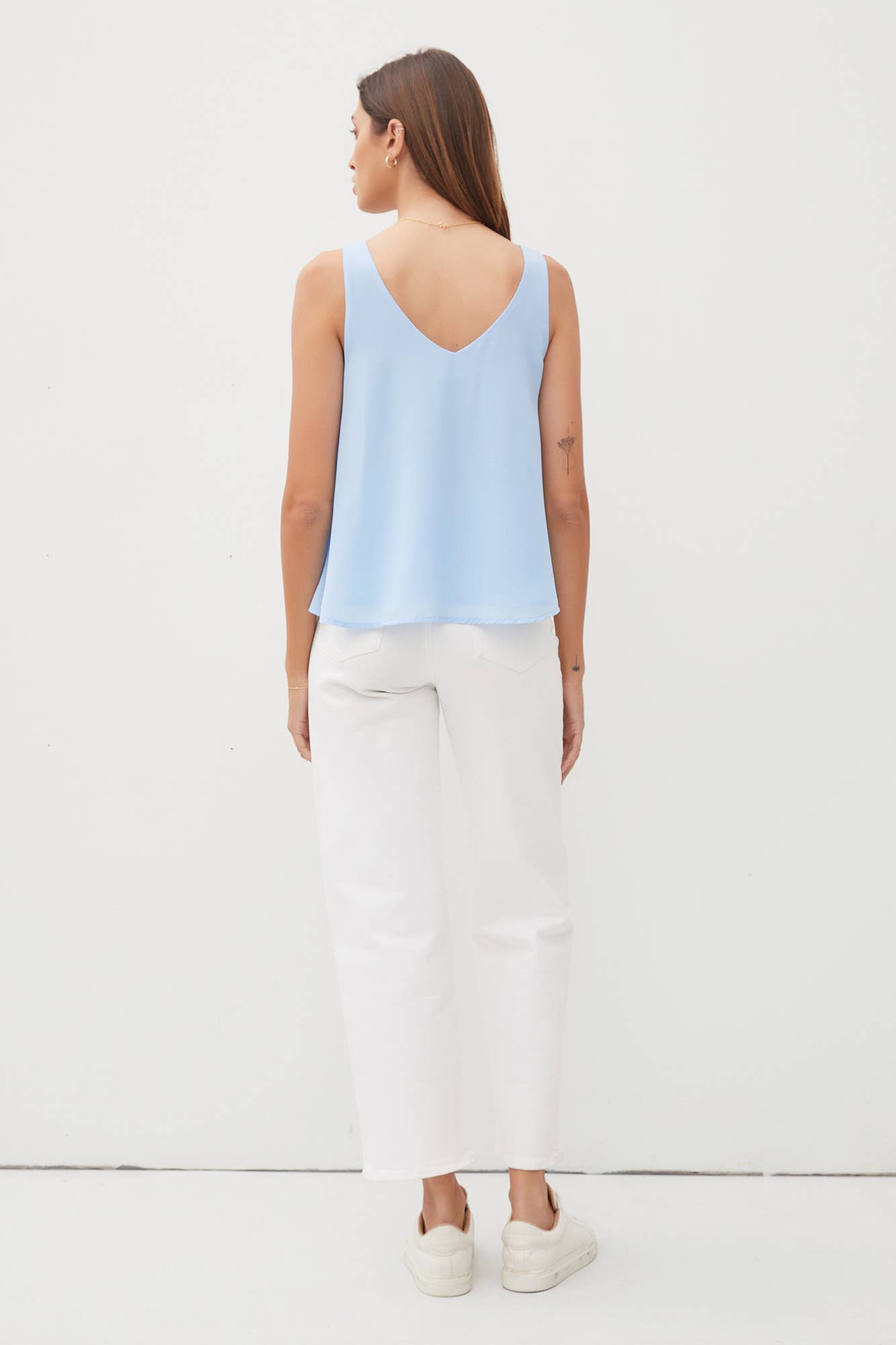 SLEEVELESS V-NECK SOLID TOP