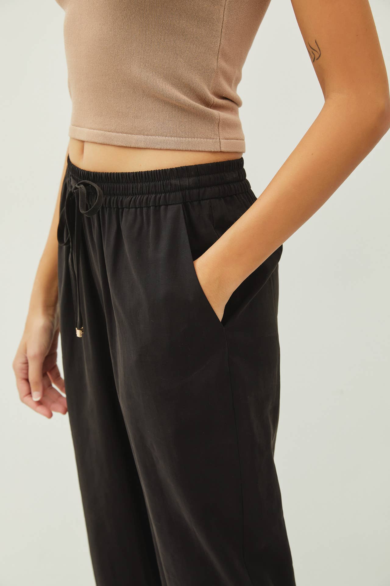 HIGH RISE ELASTIC DRAWSTRING ANKLE PANTS